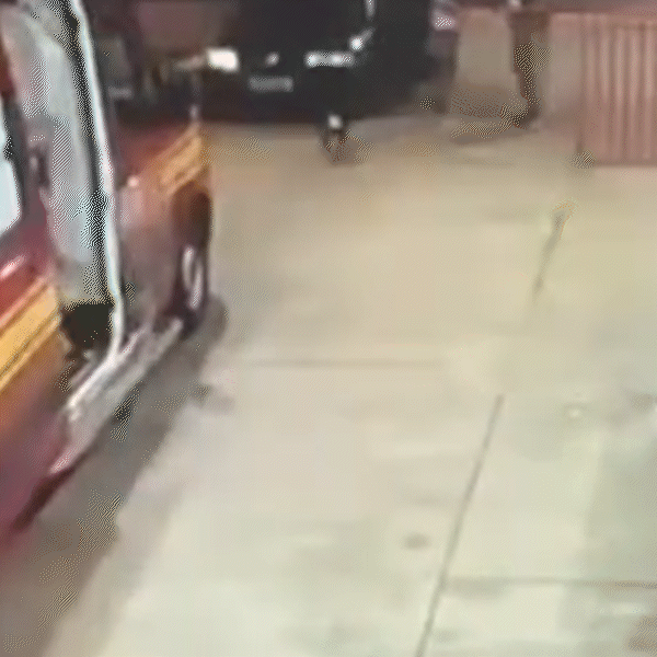 C&acirc;mera registra momento em que pais buscam socorro para beb&ecirc; engasgada