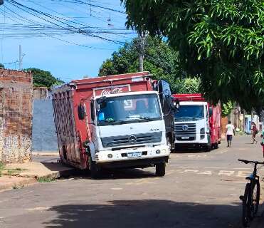 Ap&oacute;s manobra errada, caminh&atilde;o fica preso em buraco no Jardim Nhanh&aacute;