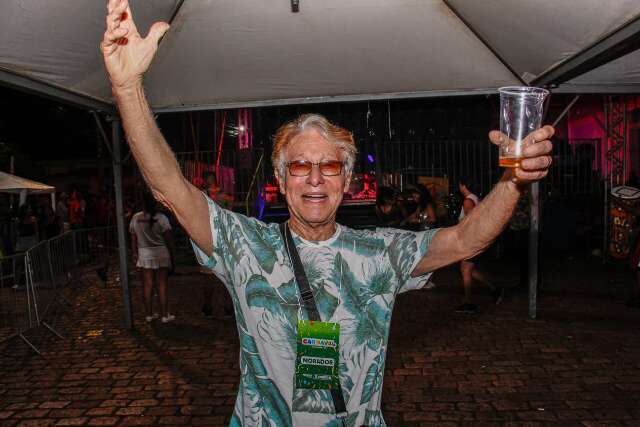 Aos 89 anos, Roberto d&aacute; baile em muito novinho durante o Carnaval