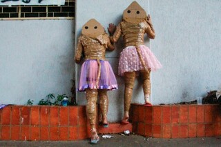 Para arrasar no look da folia, amigas passaram horas embaladas com fita