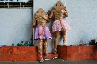 Para arrasar no look da folia, amigas passaram horas embaladas com fita