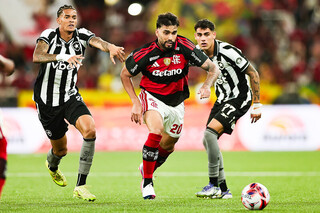 Flamengo vence Botafogo no fim e avan&ccedil;a &agrave; semifinal do Carioca
