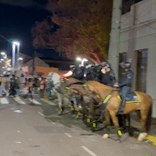 Spray de pimenta provoca tumulto e mal-estar em foli&otilde;es no 2&ordm; dia de Carnaval