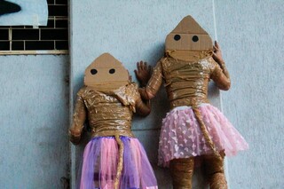 Para arrasar no look da folia, amigas passaram horas embaladas com fita