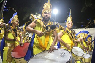 Dia ensolarado promete muito samba no 1&deg; desfile das escolas de samba