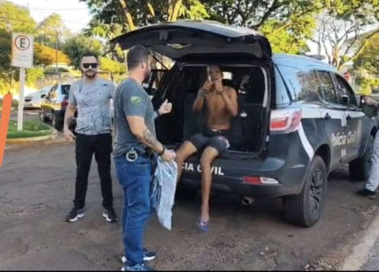 Com 58 passagens, rapaz &eacute; preso por furto e ainda faz "joinha" para c&acirc;mera