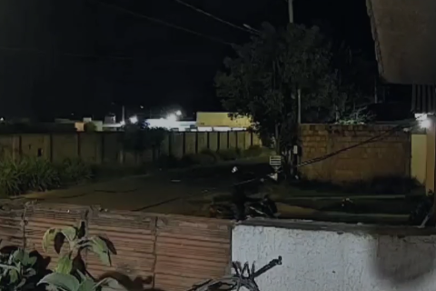 Dupla em moto faz mais de 15 disparos e deixa tr&ecirc;s feridos