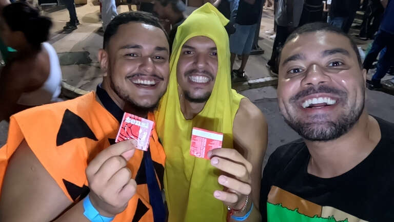 Com camisinha no bolso, foliões priorizam proteção no Carnaval