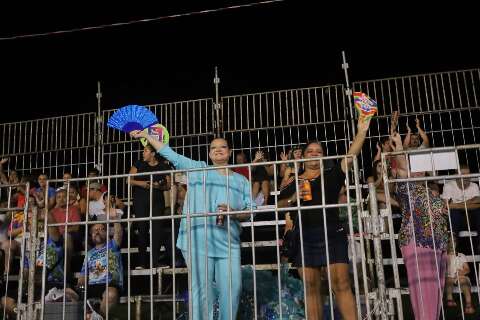 Sem chuva, foli&otilde;es lotam 1&ordm; dia dos desfiles das escolas de samba