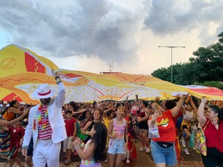 Adulto at&eacute; "arrega", mas crian&ccedil;ada mostra como curtir o Carnaval raiz