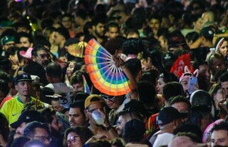 O leque colorido das manas virou acess&oacute;rio predileto no Carnaval
