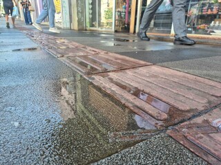 Em &eacute;poca de Carnaval, comerciantes reclamam de acordar com urina na porta