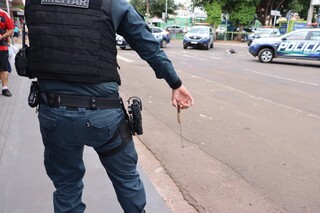 Usu&aacute;ria de drogas &eacute; atingida com tr&ecirc;s tiros ap&oacute;s tomar arma de PM no Centro