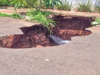 Cano estoura e vazamento de água abre cratera no Bairro Monte Líbano Cano estoura e vazamento de água abre cratera no Bairro Monte Líbano