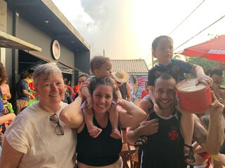 Adulto at&eacute; "arrega", mas crian&ccedil;ada mostra como curtir o Carnaval raiz