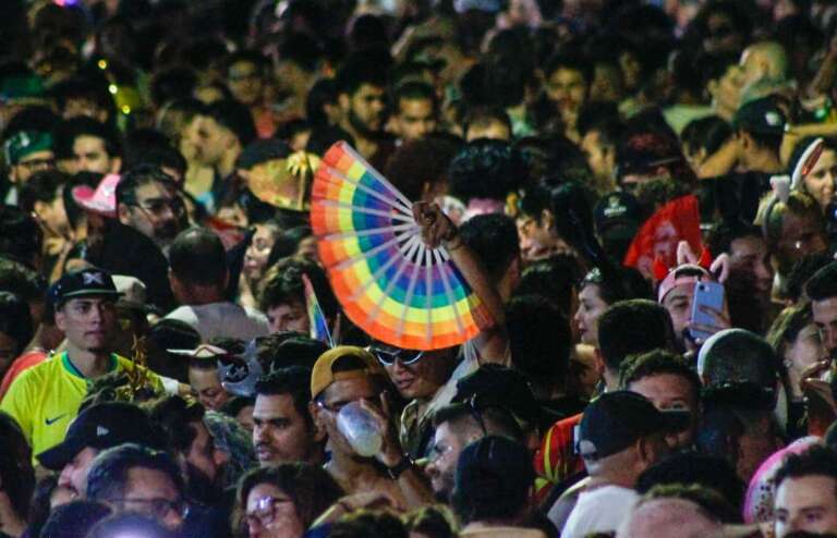 O leque colorido das manas virou acessório predileto no Carnaval