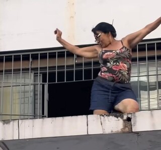 Mist&eacute;rio revelado: Rosimeire &eacute; musa que dan&ccedil;a na laje sem medo