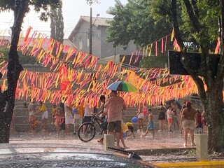 Adulto at&eacute; "arrega", mas crian&ccedil;ada mostra como curtir o Carnaval raiz