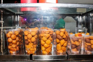 Nem s&oacute; de cacha&ccedil;a se faz o Carnaval e lanches r&aacute;pidos t&ecirc;m salvado foli&atilde;o
