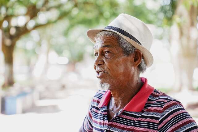 Sem celular, morador &ldquo;das antigas&rdquo; vira refer&ecirc;ncia de servi&ccedil;os no Jos&eacute; Abr&atilde;o