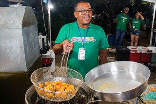 Nem s&oacute; de cacha&ccedil;a se faz o Carnaval e lanches r&aacute;pidos t&ecirc;m salvado foli&atilde;o