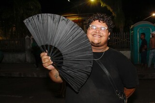 O leque colorido das manas virou acess&oacute;rio predileto no Carnaval