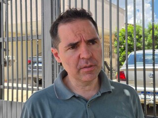 Cano estoura e vazamento de água abre cratera no Bairro Monte Líbano Cano estoura e vazamento de água abre cratera no Bairro Monte Líbano