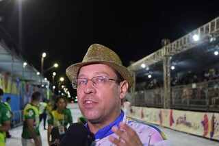 Sem chuva, foli&otilde;es lotam 1&ordm; dia dos desfiles das escolas de samba