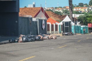 Em &eacute;poca de Carnaval, comerciantes reclamam de acordar com urina na porta