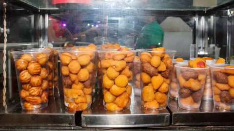 Nem s&oacute; de cacha&ccedil;a se faz o Carnaval e lanches r&aacute;pidos t&ecirc;m salvado foli&atilde;o