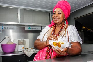 Nem s&oacute; de cacha&ccedil;a se faz o Carnaval e lanches r&aacute;pidos t&ecirc;m salvado foli&atilde;o
