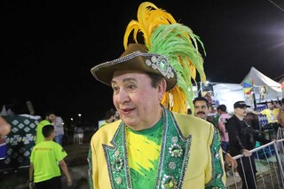 Sem chuva, foli&otilde;es lotam 1&ordm; dia dos desfiles das escolas de samba