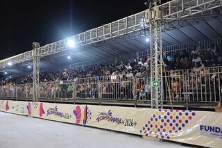 Sem chuva, foli&otilde;es lotam 1&ordm; dia dos desfiles das escolas de samba