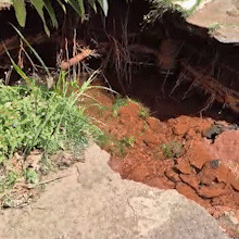 Cano estoura e vazamento de &aacute;gua abre cratera no Bairro Monte L&iacute;bano 