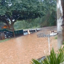 Ap&oacute;s temporal, rua do Cristo Redentor alaga e &aacute;gua chega &agrave; porta de resid&ecirc;ncia 