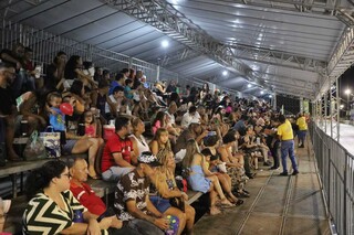 Sem chuva, foli&otilde;es lotam 1&ordm; dia dos desfiles das escolas de samba