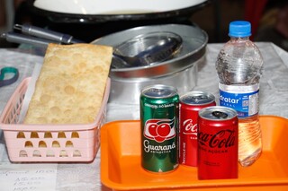 Nem s&oacute; de cacha&ccedil;a se faz o Carnaval e lanches r&aacute;pidos t&ecirc;m salvado foli&atilde;o