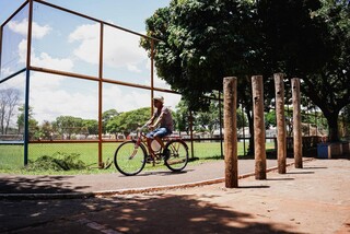 Sem celular, morador &ldquo;das antigas&rdquo; vira refer&ecirc;ncia de servi&ccedil;os no Jos&eacute; Abr&atilde;o