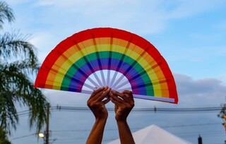 O leque colorido das manas virou acess&oacute;rio predileto no Carnaval
