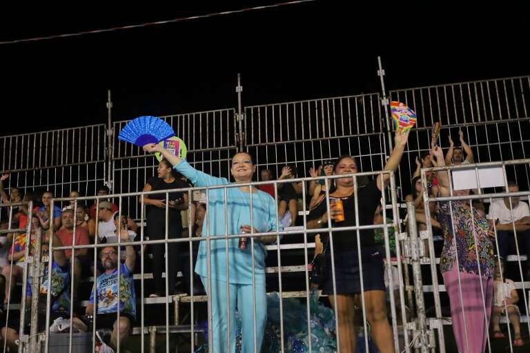 Sem chuva, foliões lotam 1º dia dos desfiles das escolas de samba