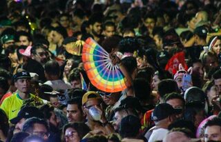O leque colorido das manas virou acessório predileto no Carnaval