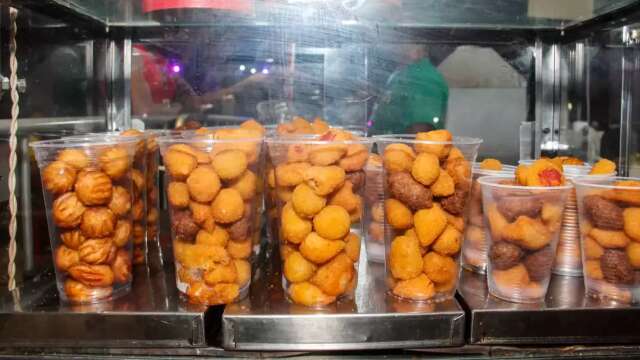 Nem s&oacute; de cacha&ccedil;a se faz o Carnaval e lanches r&aacute;pidos t&ecirc;m salvado foli&atilde;o