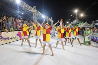 Primeira noite de desfile mistura homenagem, resist&ecirc;ncia e fantasia