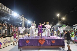 Primeira noite de desfile mistura homenagem, resist&ecirc;ncia e fantasia