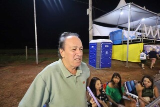 P&uacute;blico chega cedo e garante lugar privilegiado no &uacute;ltimo dia de desfiles