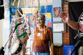Aos 68 anos, Tânia não larga microfone e bate ponto no Carnaval Aos 68 anos, Tânia não larga microfone e bate ponto no Carnaval