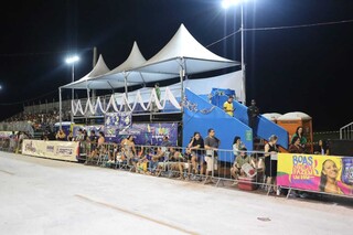 P&uacute;blico chega cedo e garante lugar privilegiado no &uacute;ltimo dia de desfiles