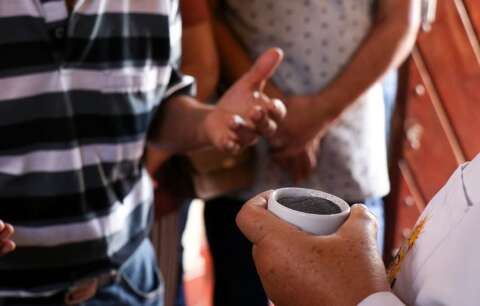 Quarta-feira de Cinzas marca in&iacute;cio da Quaresma com missas ao longo do dia