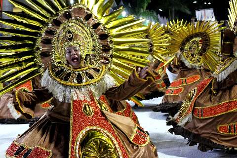 Candidata ao t&iacute;tulo, Mocidade da Nova Corumb&aacute; &eacute; ovacionada