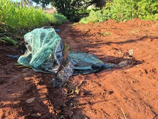 Caminhonete desce sozinha e vai parar dentro do C&oacute;rrego Buriti 